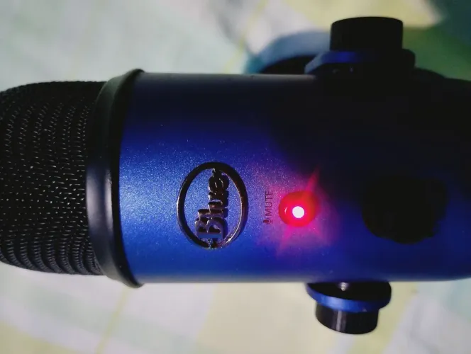 Microfone Logitech BLUE yeti ideal para games criadores de conteúdo. Whatsapp *