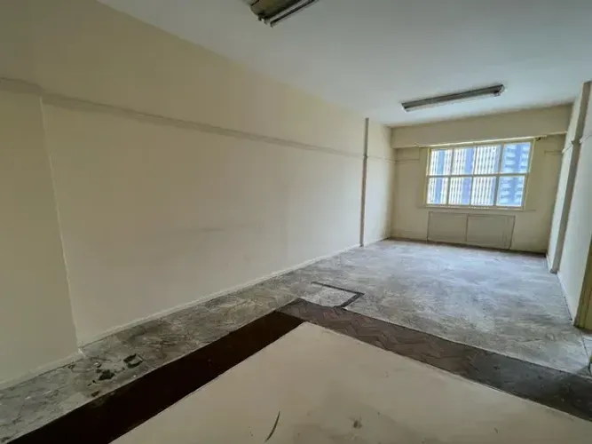 Excelente Grupo Comercial - 88 m2 - andar alto - vista livre - Av. Treze de Maio - Centro