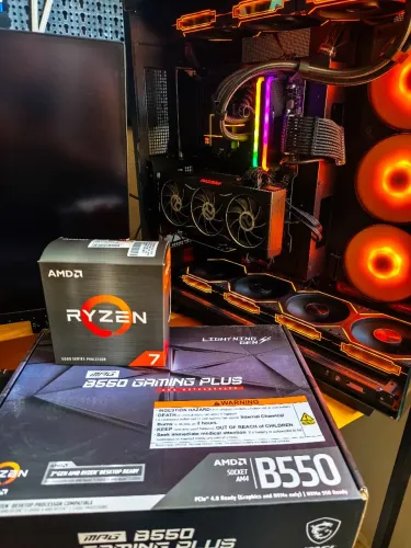 KIT UPGRADE AMD Ryzen 7 5700x + MSI B550 Galinha Plus