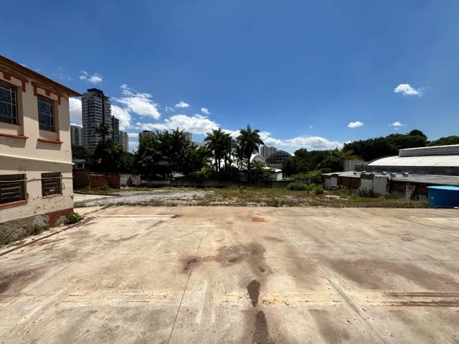 Novidade - Terreno de 3524m² - amplo e versátil em região nobre da Zona Oeste