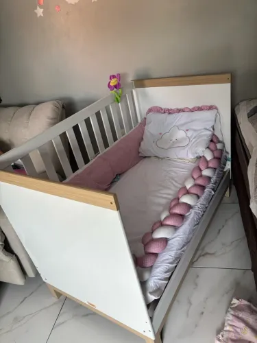 Berço Mini-Cama Branco com Madeira Clara + Kit Berço Rosa