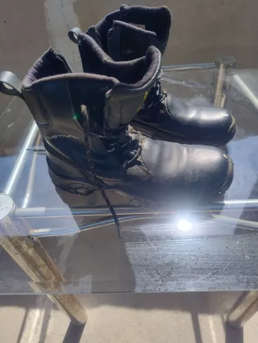 Vendo bota de couro, cano longo estival 43