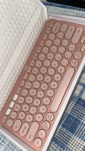 Teclado e mouse Bluetooth rosa, ótimos p/ estudos. Conecta celular, tablet e TV! ?
