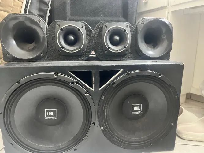 Caixa de som automotivo JBL