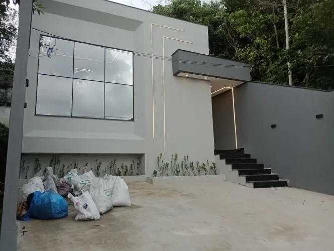 Casa nova, impecável, com 3 dormitórios no Villa Suíça
