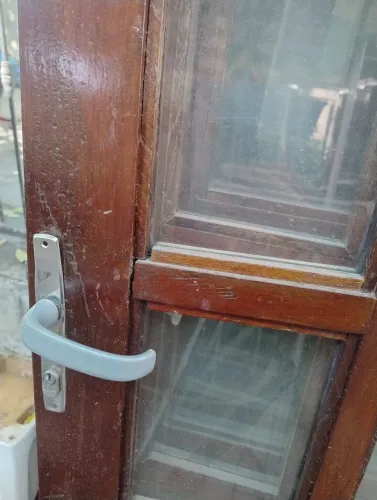 Portas duplas em madeira maciça
