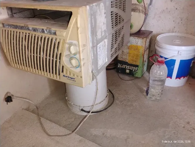 Vendo 2 microondas com defeito e um ar condicionado funcionando