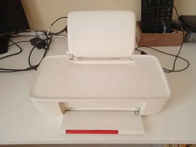 Impressora Deskjet D1115 com cabos de força e USB