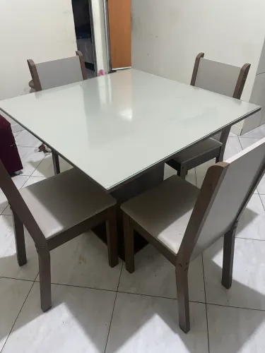 Mesa com 4 cadeiras