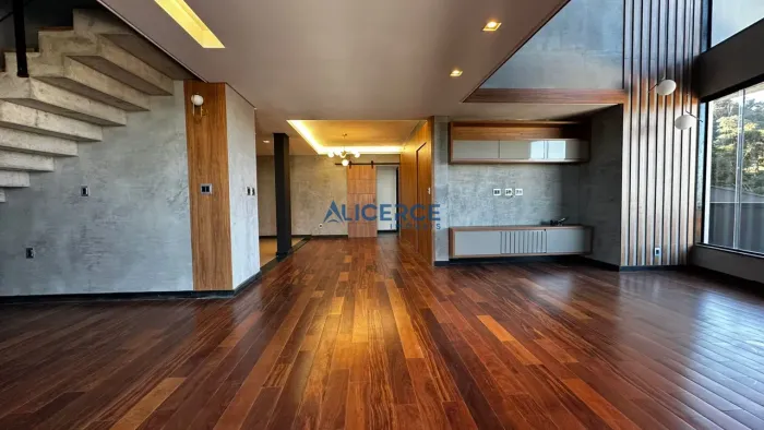 Casa com 5 Quartos sendo 4 Suítes - Portal do Aeroporto