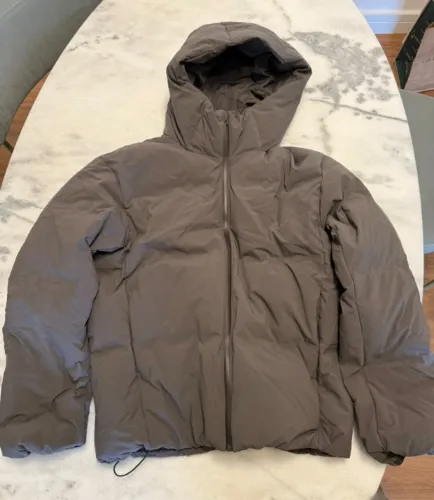 Jaqueta Uniqlo feminina seamless down parka cinza impermeável