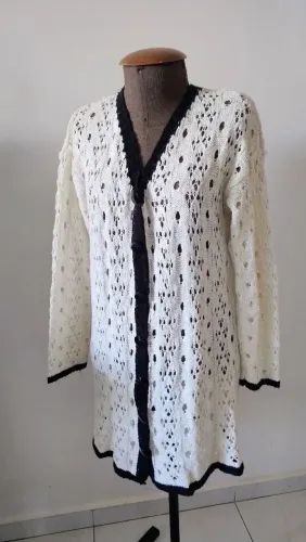 Cardigan Off-white com detalhes em preto