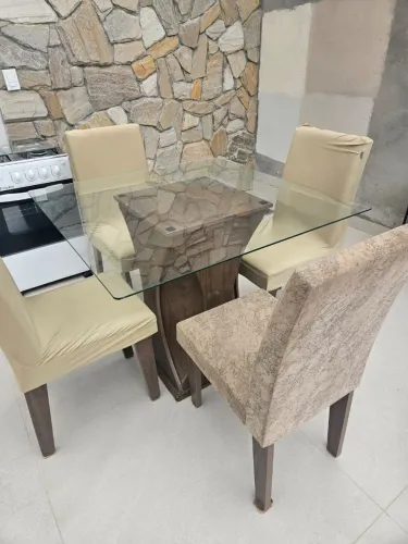 Mesa com 4 cadeiras