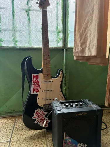 Kit Guitarra Vogga Stratocaster + Cubo Giannini G5+ + Pedal Multi-efeitos