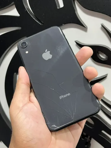iPhone XR, 64gigas, bateria 74%, trinco no fundo. Funciona normalmente