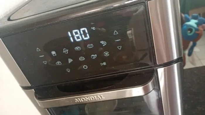 O forno air fryer