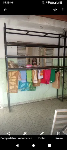 Estantes estilo closet feito em alumínio com prateleiras de madeira
