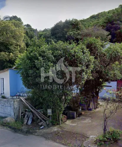 Amplo terreno à venda, com 3 casas de alvenaria, Caiacanga, FLORIANÓPOLIS - SC