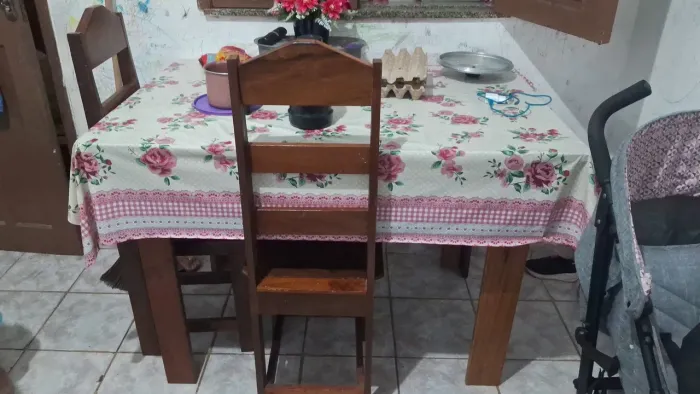 Mesa de madeira com 4 cadeiras