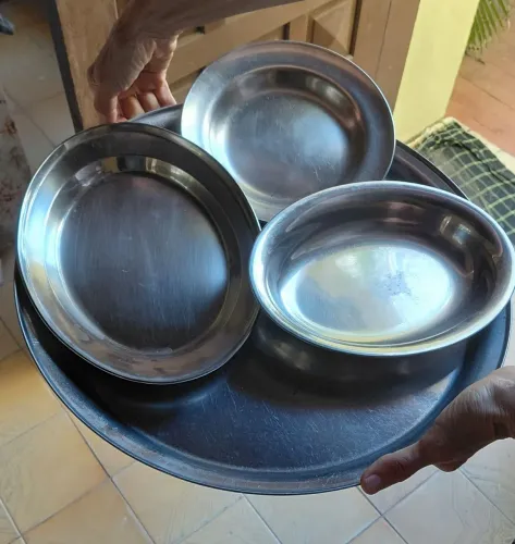 kit inox de travessas com bandeja R 120,00 Só o kit.