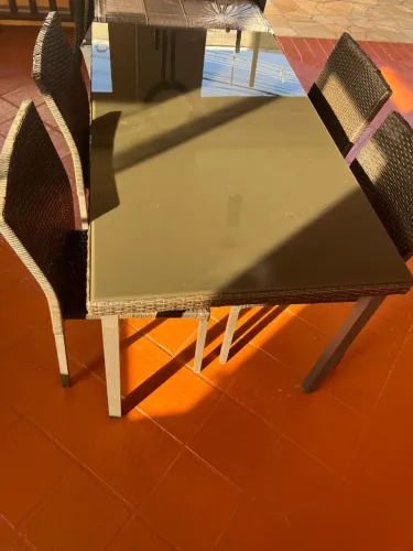Mesa de vime com tampo de vidro e 4 cadeiras