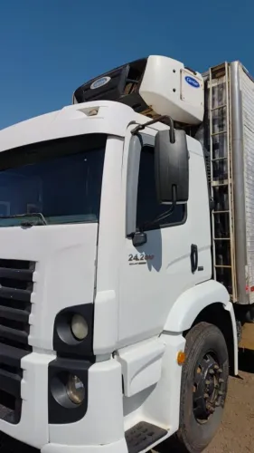Caminhão VW/24.280 CRM 6x2 Com Baú refrigerado ou somente no chassi, valor na descrição.