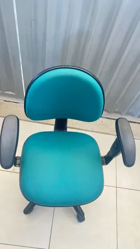 Vendo cadeira de escritório semi nova