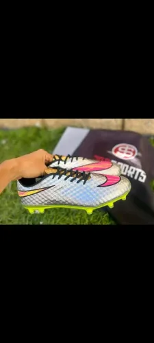 Chuteira Nike Hypervenom relíquia do Neymar 