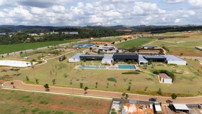 Terreno em condomínio fechado com centro náutico exclusivo e campo de golf