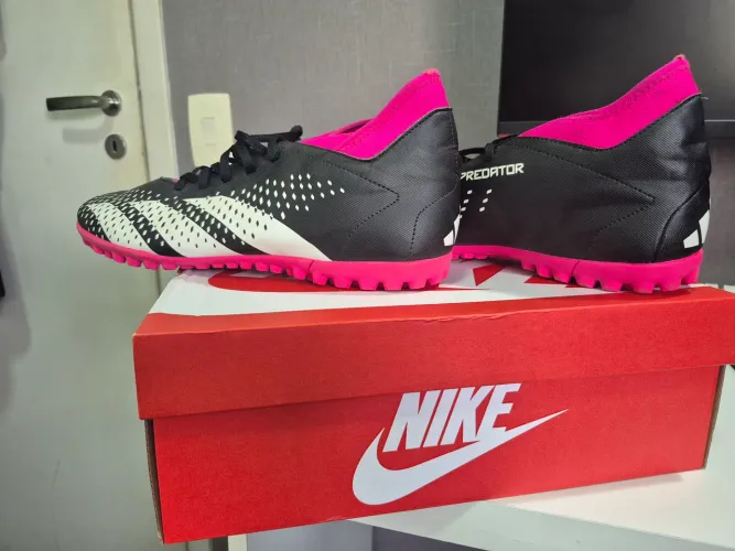 Chuteria Adidas Predator - Tamanho 44