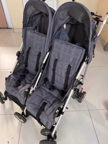Vendo 2 berço, cômoda e 1 carrinho de gêmeos.