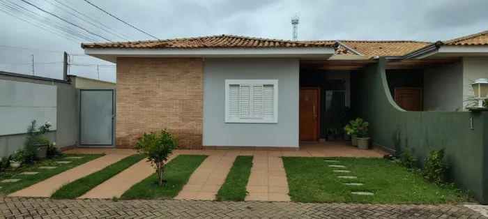 Casa com excelente espaço interno na Vila Vicenza