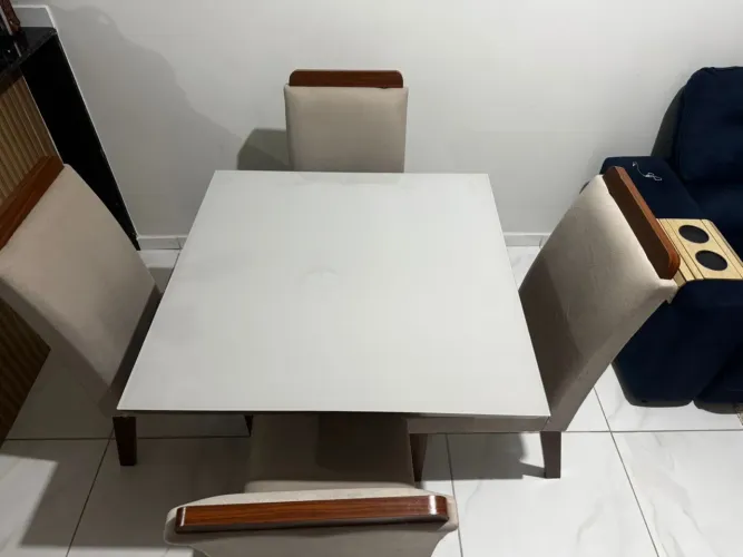 Mesa 4 cadeiras bem nova 