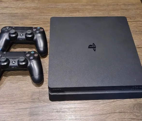 Vendo ou troco Ps4 slim 1TB/2 controles + jogo (Naruto storm 4 road to boruto)