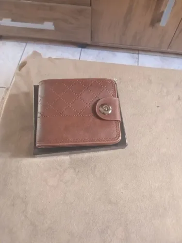 Vende se uma carteira nova de couro