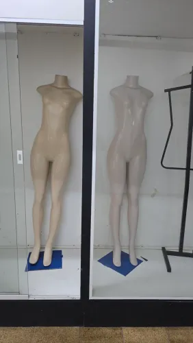 Manequins e araras