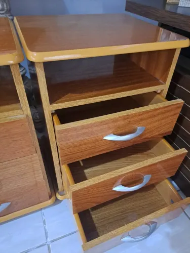 2 Mesas de cabeceira (criado mudo)