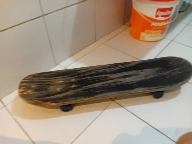 Skate (ele esta um pouco velho mais roda ainda)