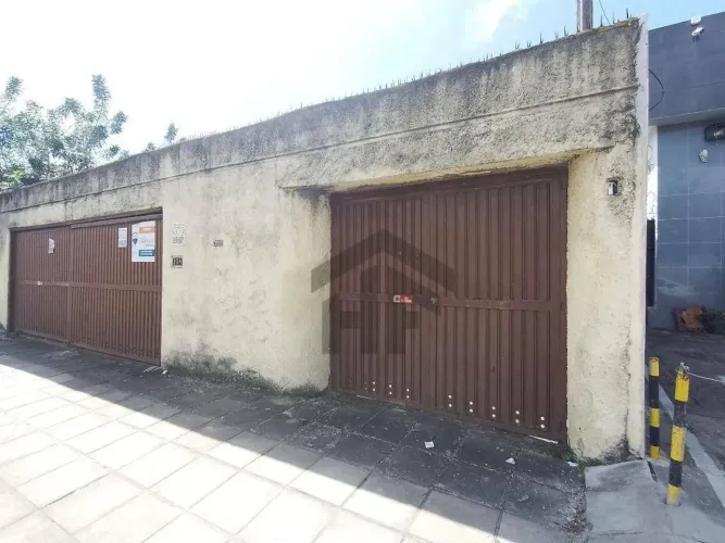 Casa Residencial ou Comercial de 600m² à venda, com 4 quartos (2 suítes), localizada em Sa