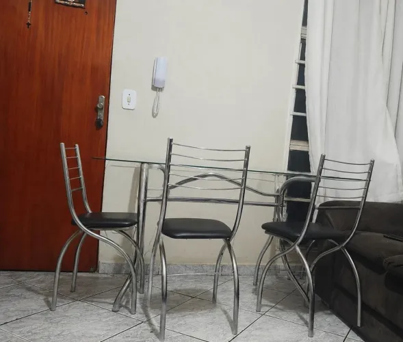 Mesa de vidro com quatro cadeiras