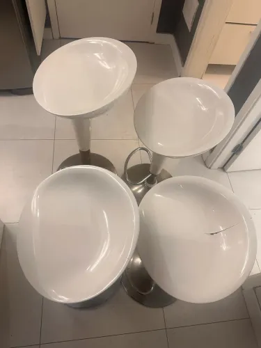 4 banquetas brancas