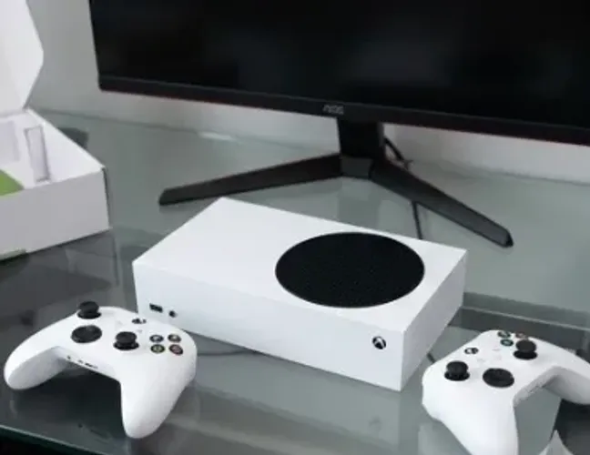 Xbox series s 2 controles, bem conservado!