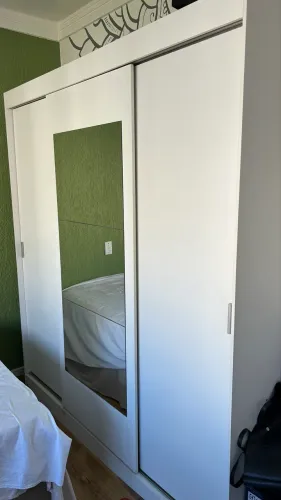 Armário L: 180cm A: 204cm P: 55cm espelho da lateral quebrado na ponta 