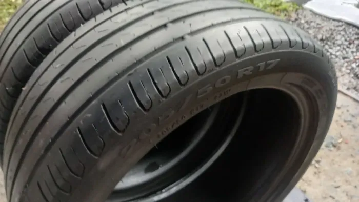 Vendo par de pneus 17 205/50 pirelli bem bons barbada ótimos pneus 180 o par entrego