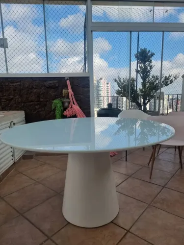 Mesa Tok&Stok com tampo de vidro e laqueada