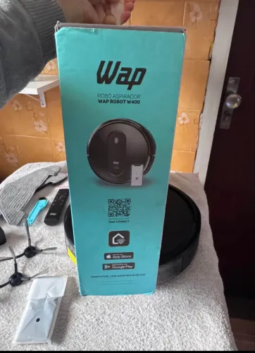 robô aspirador de pó WAP Robot ?400, um modelo 3 em 1 que varre, aspira e passa pano.