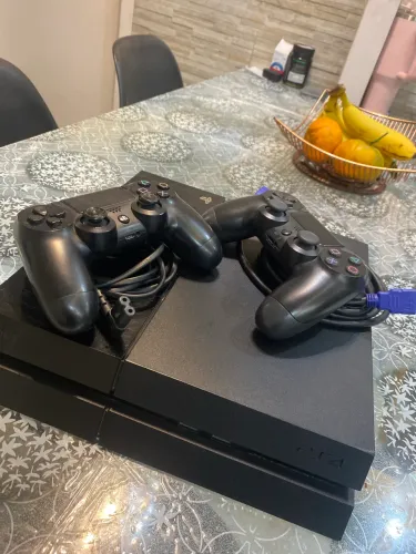 Vendo PS4 funcionando perfeitamente + dois controles!