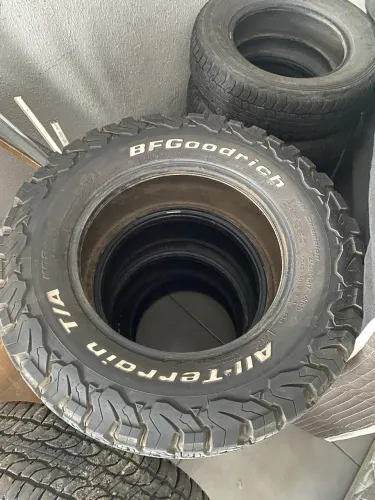 Vendo par de pneus BF 275/65 R17