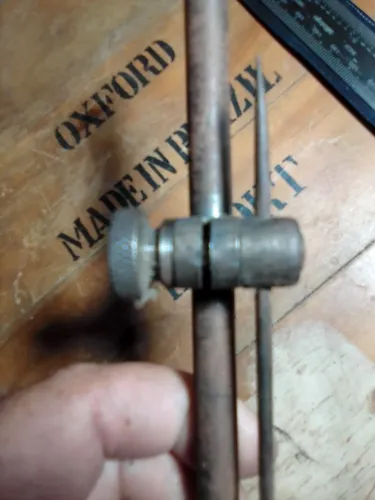 Antigo apontador de torno mecânico 
