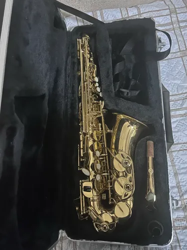 Sax alto semi novo